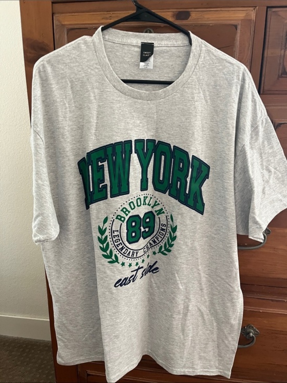 Sweet Claire Gray Short-Sleeve Tee with Green New York Graphic NWOT